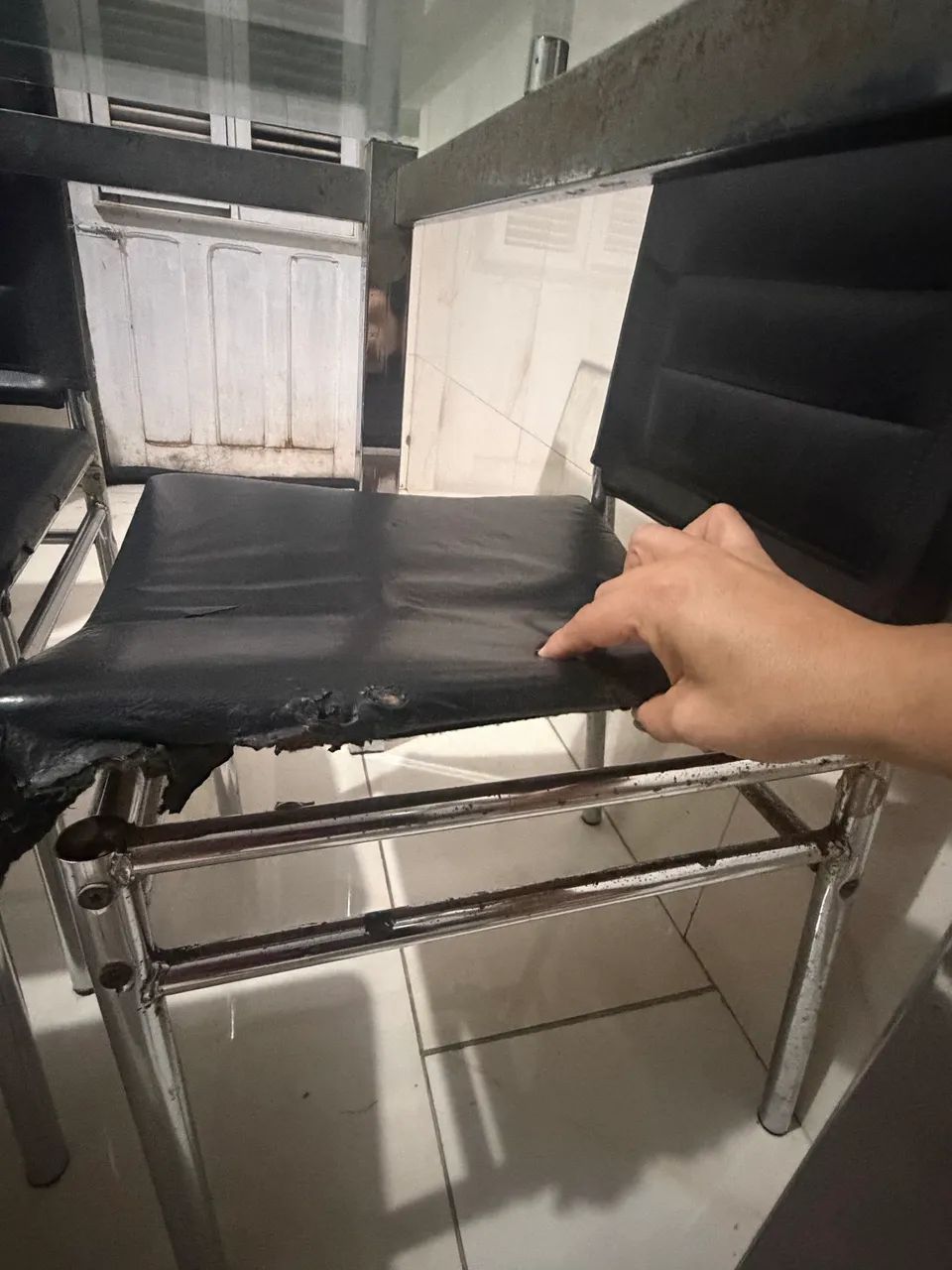 Mesa 6 cadeiras tampo de vidro  - Foto 5