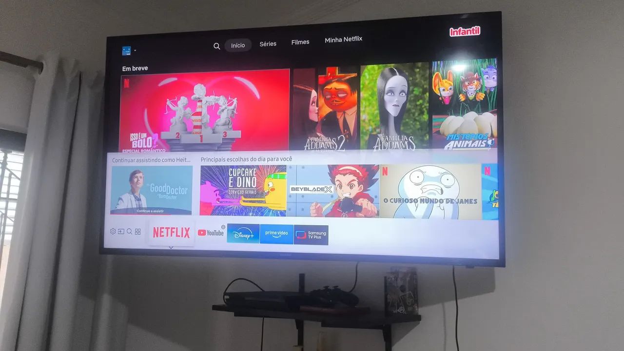 Smart TV Samsung 4k 49 polegadas, acompanha suporte TV e o controle remoto.