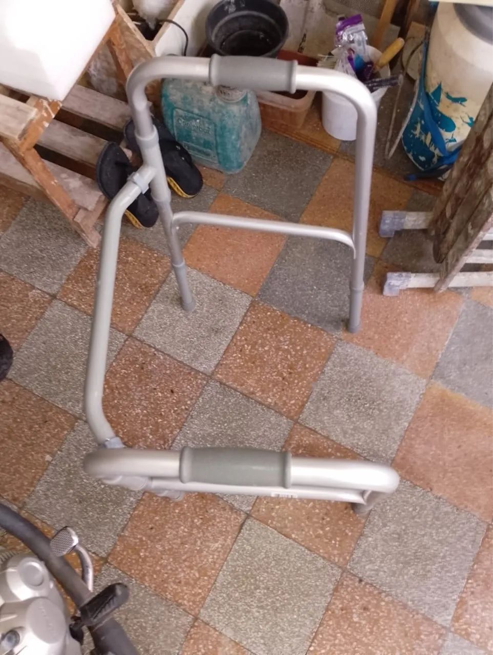 Vendo cadeira de rodas e andador  - Foto 2