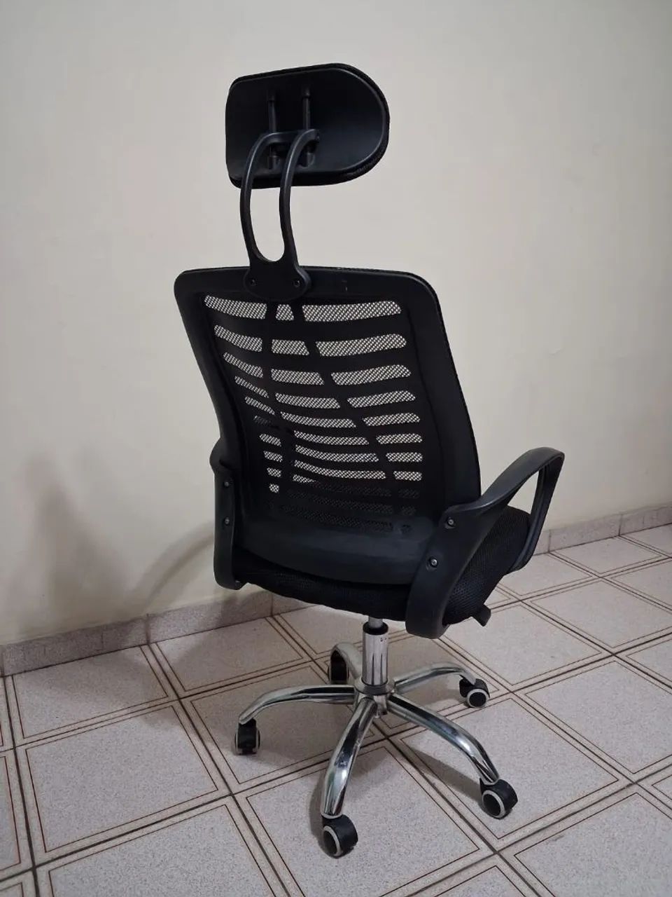 Cadeira de escritório com regulagem e rodízio - Foto 3