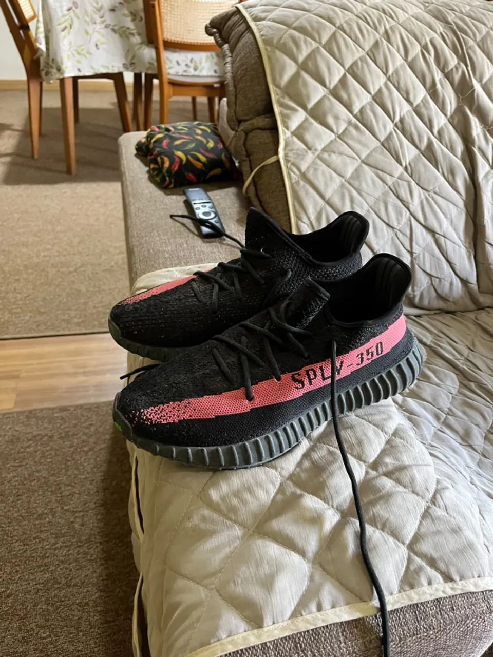 Tênis Yeezy Boost 350 V2 Preto e Vermelho - Foto 2