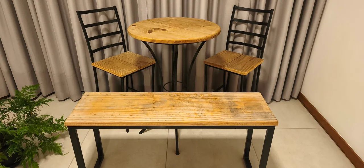 Conjunto de mesa e cadeiras 