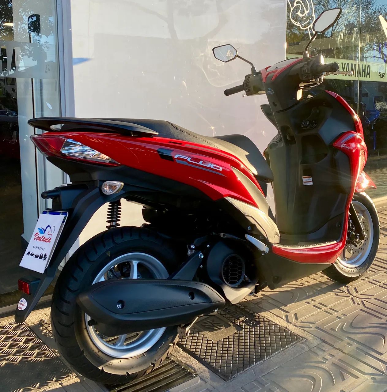 YAMAHA FLUO 125 2026 - Foto 3