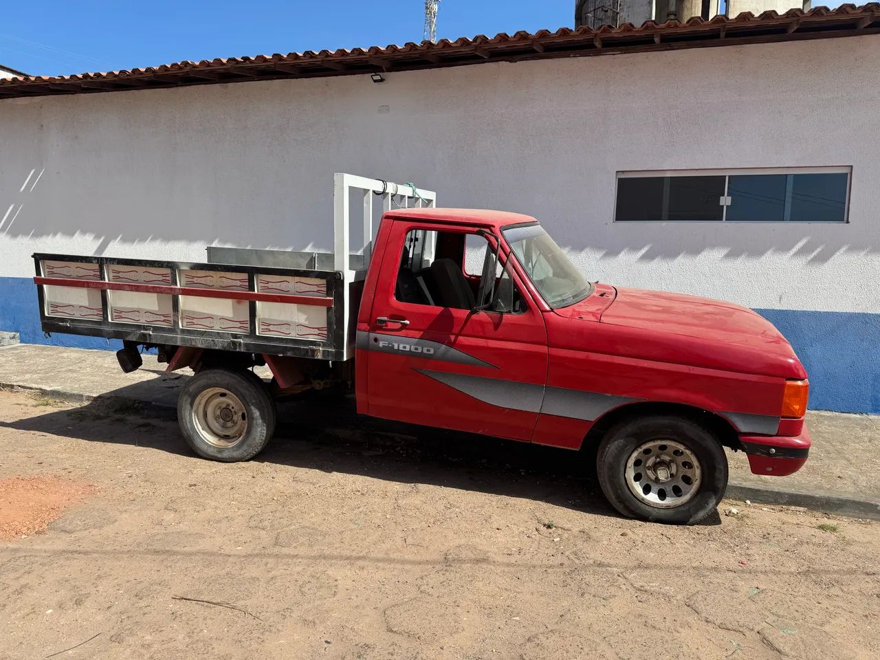 F1000 com carroceria  - Foto 3