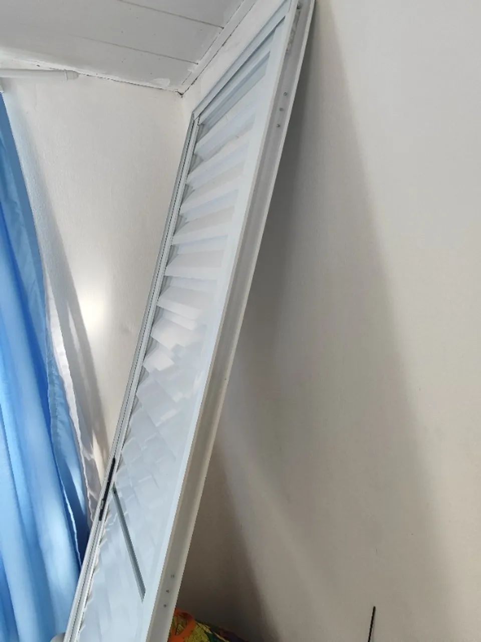 Porta Veneziana de Giro 1 Folha Alumínio Pintado Branco 2,10x0,60m Lado Direito Linha Slim - Foto 5