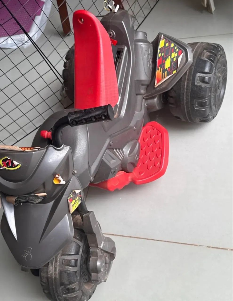 Moto elétrica e bicicleta infantil 