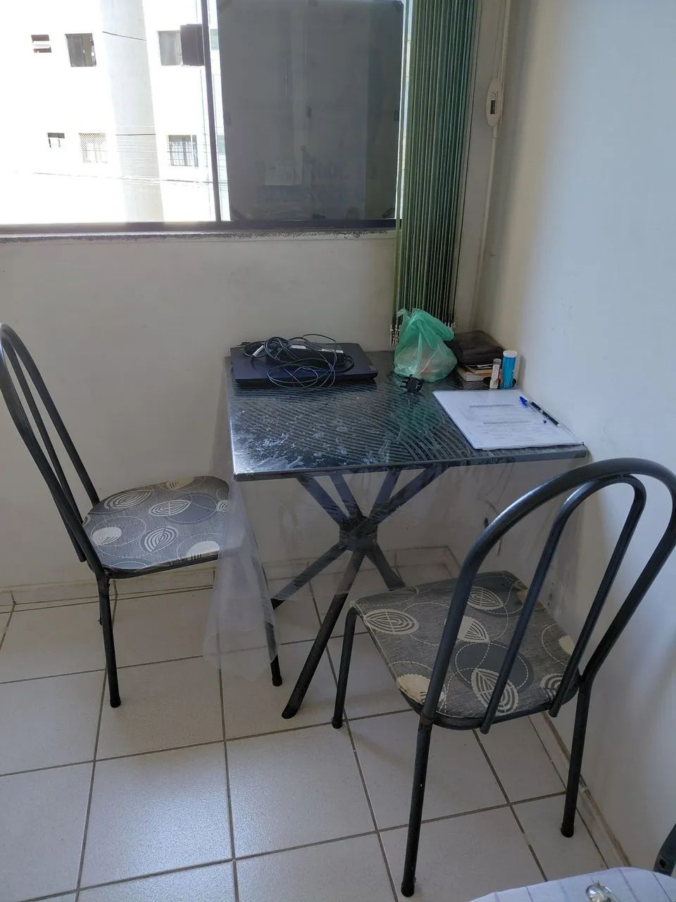 VENDO MESA COM QUATRO CADEIRAS