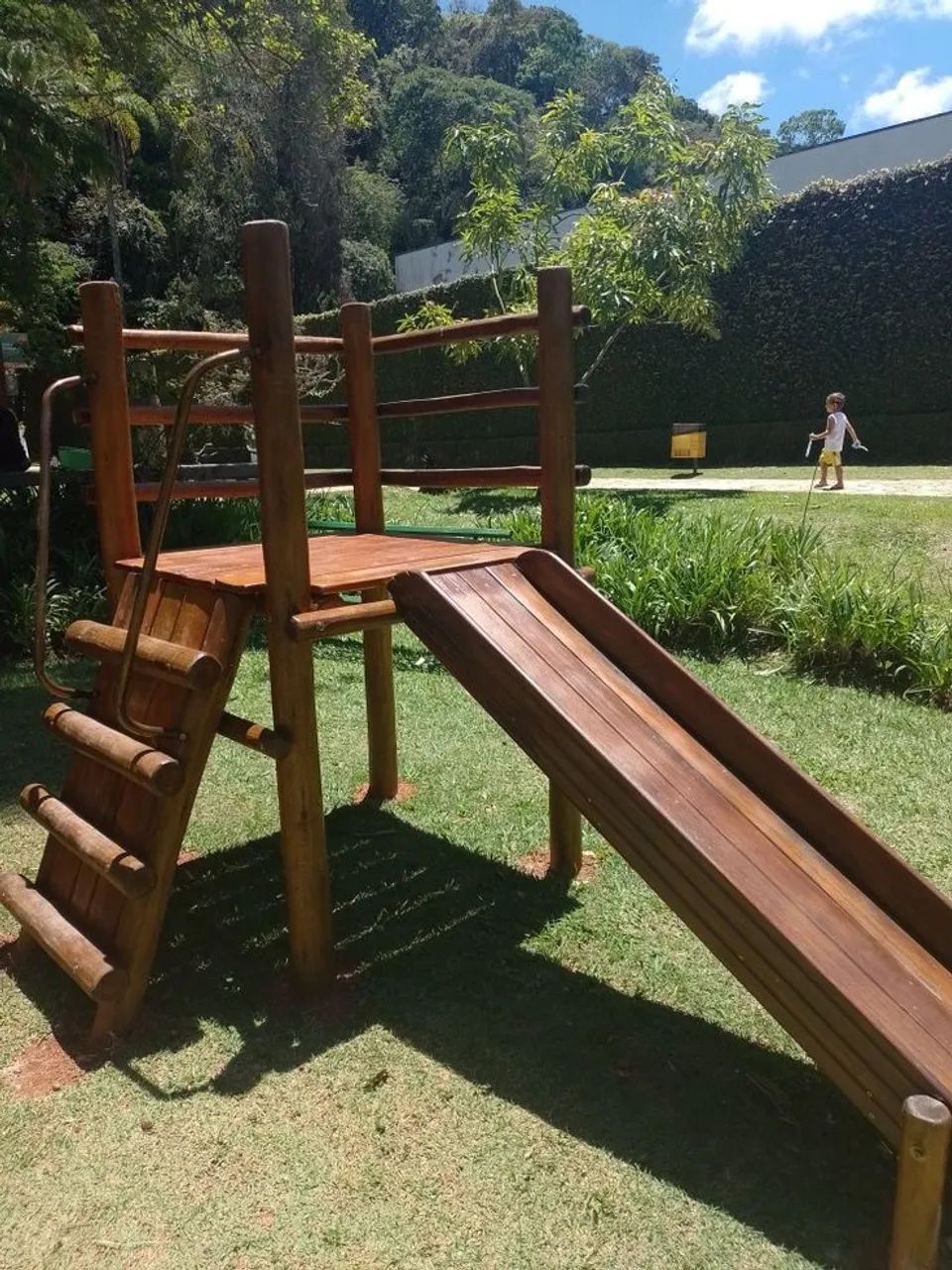 Playground de madeira rústica 