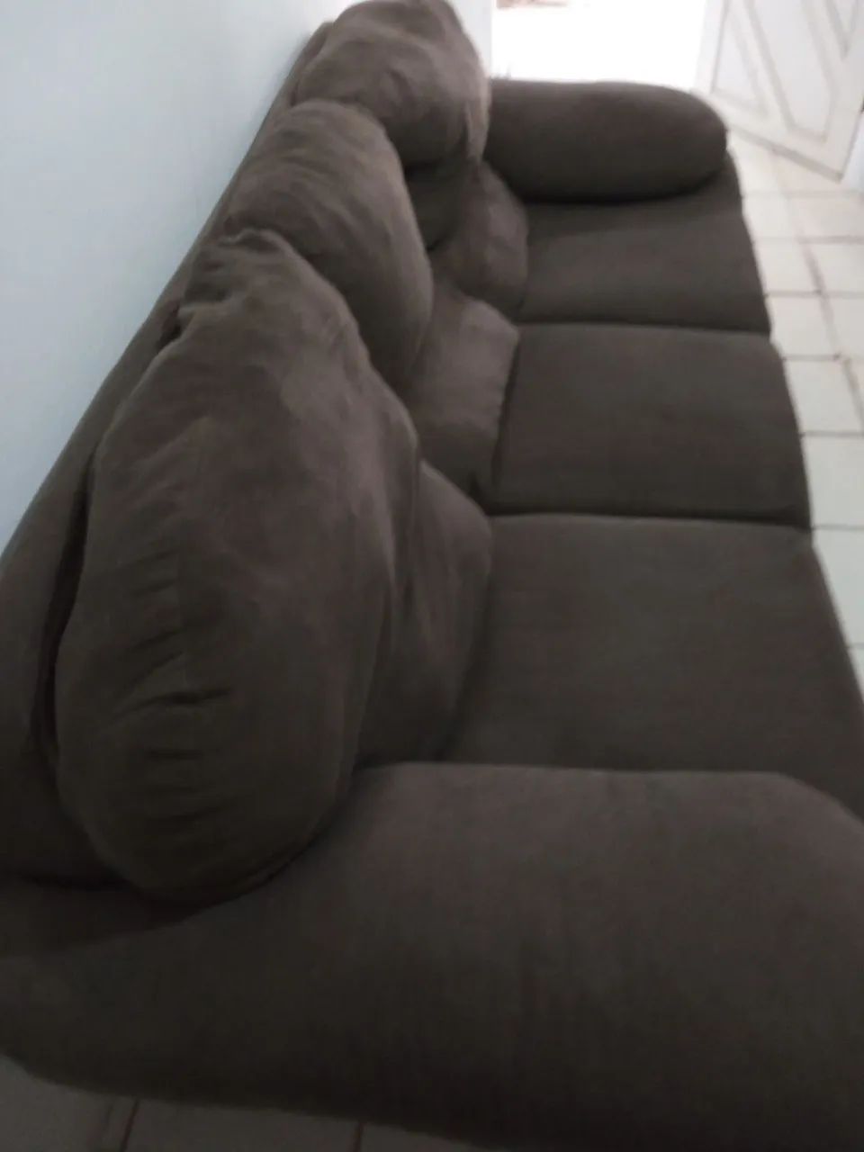 Sofá de 3 lugares em Suede marrom - Foto 2