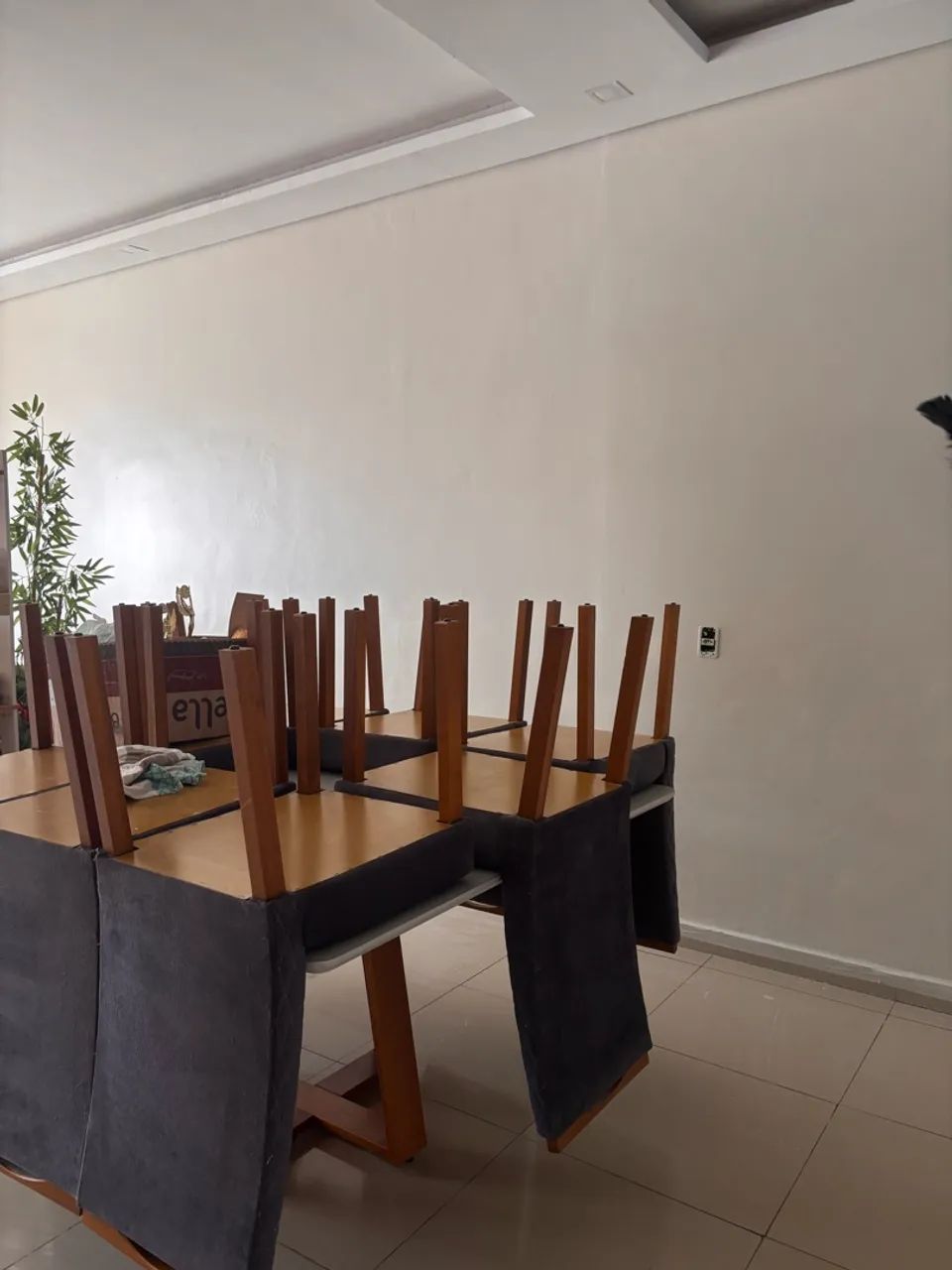 Mesa Tampo de vidro, pés em madeira 8 lugares - Foto 3
