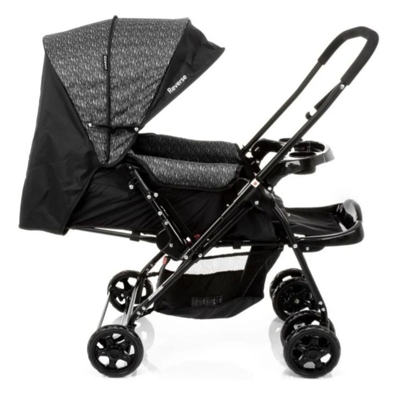 Carrinho de bebê com bebê conforto Cosco 