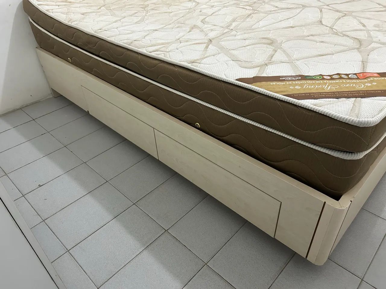 Cama de casal queen em madeira maciça 