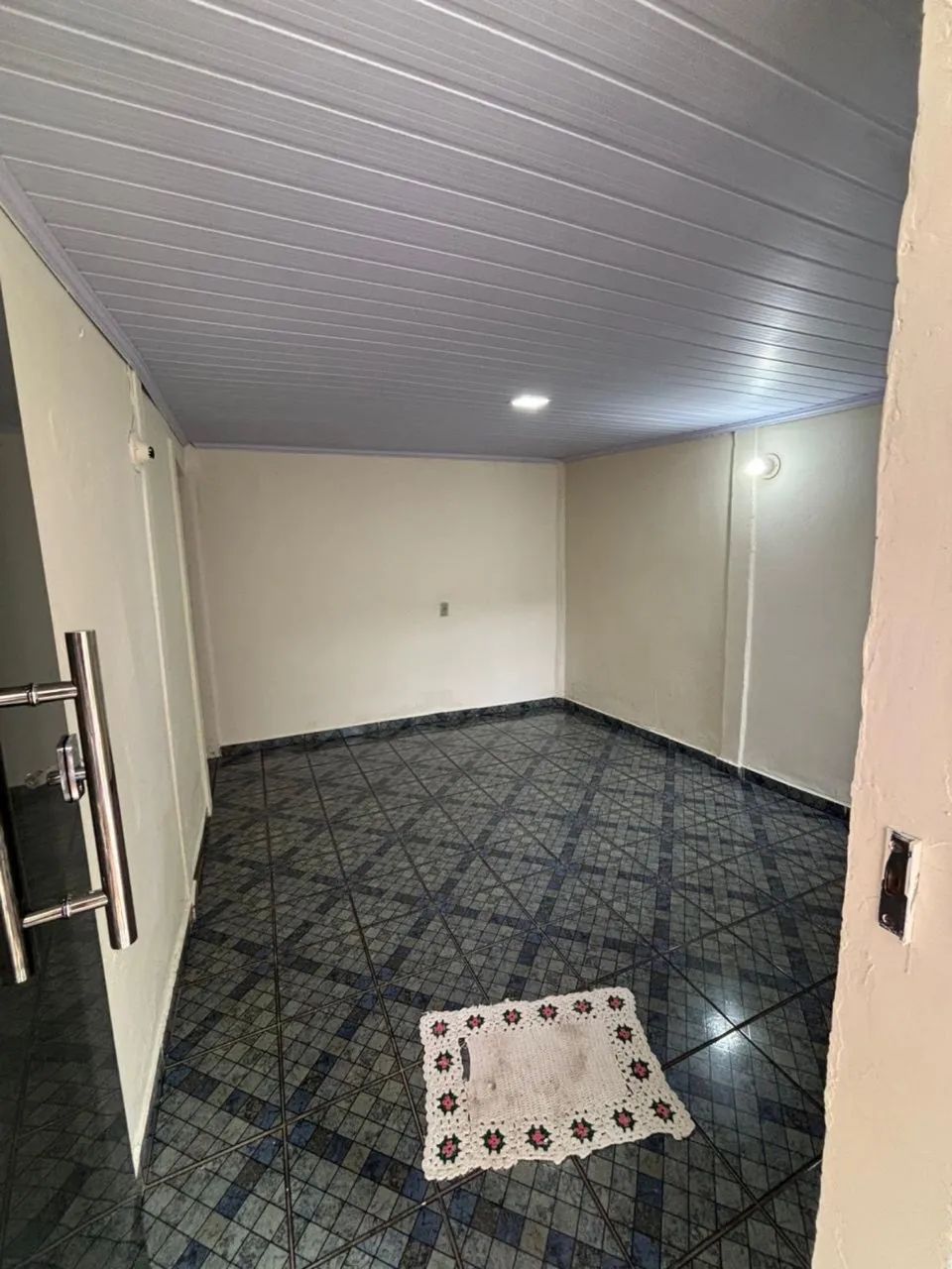 Alugo casa de fundos QNA