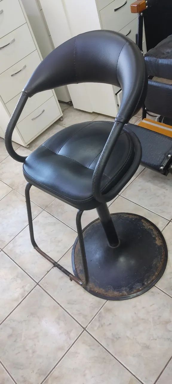 Vendo cadeiras de corte para salão infantis e de adolescente.  - Foto 4