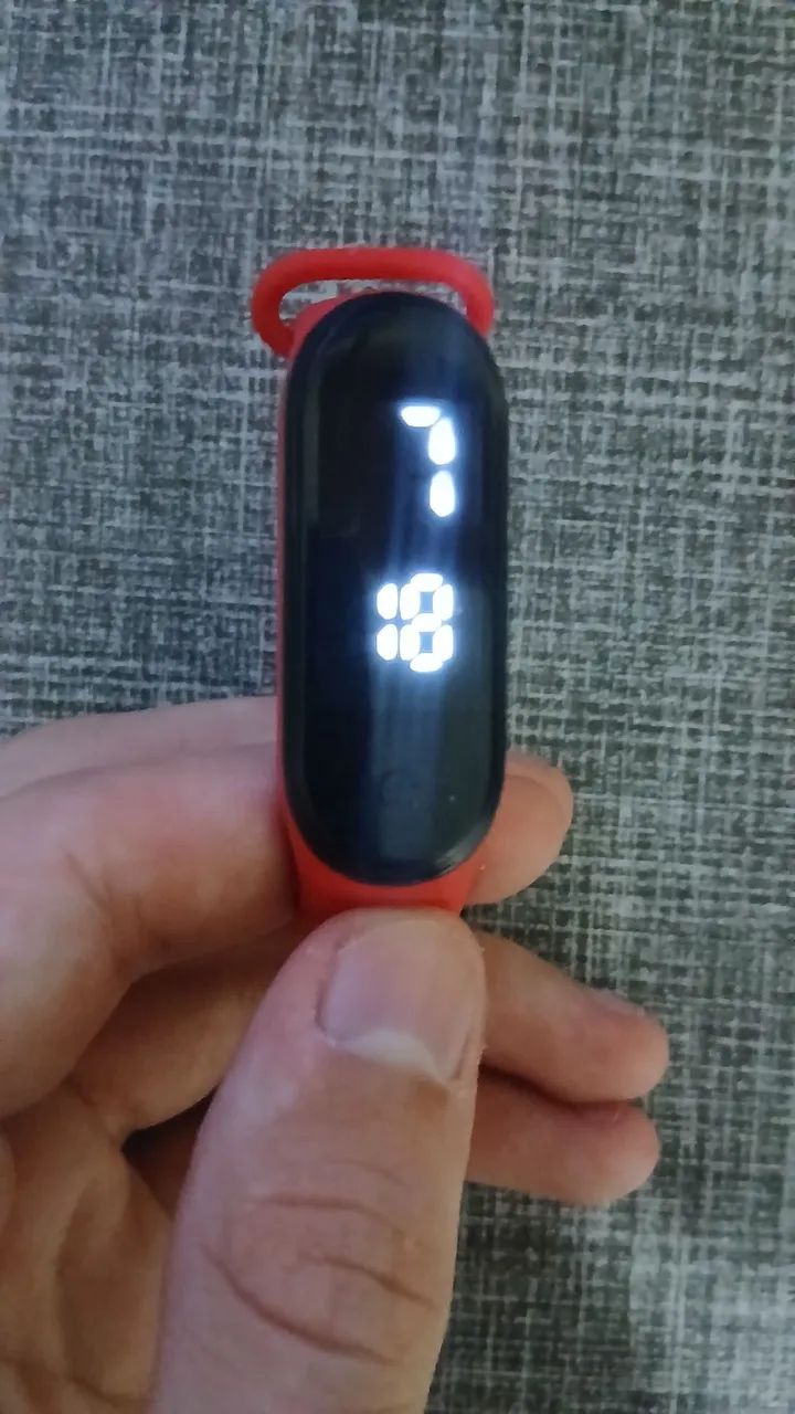smart watch com pulseira vermelha sem marca conhecida 