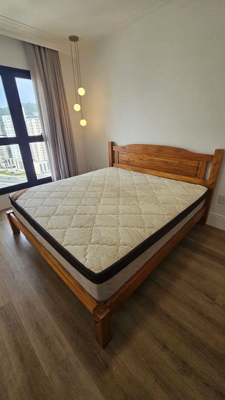 Cama de madeira Teka maciça com colchão Ortobom - Foto 2