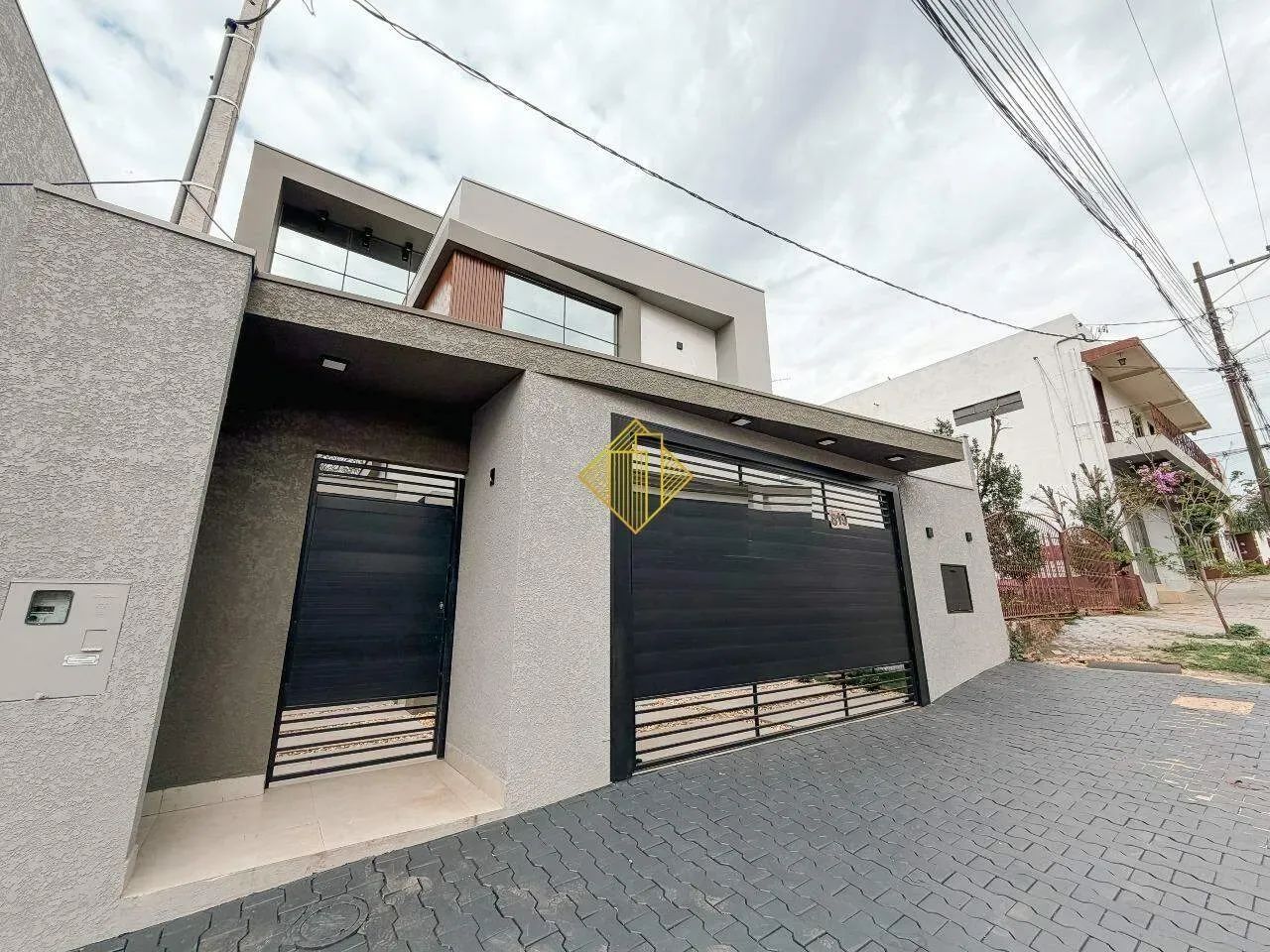 **SOBRADO COM 02 SUÍTES E 01 QUARTO  CENTRO** - Foto 2
