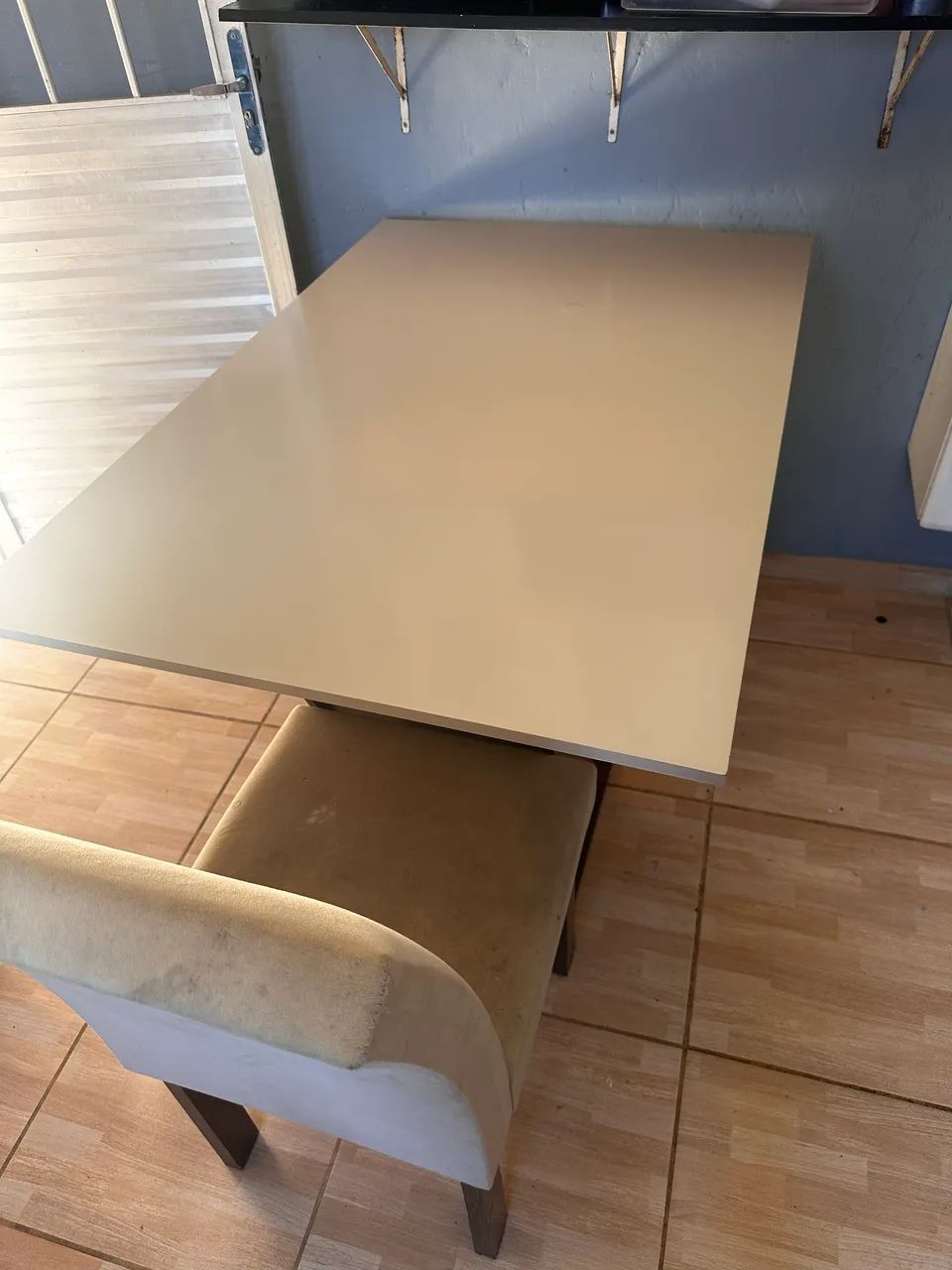 Mesa com tampo de madeira com quatro cadeiras  - Foto 3
