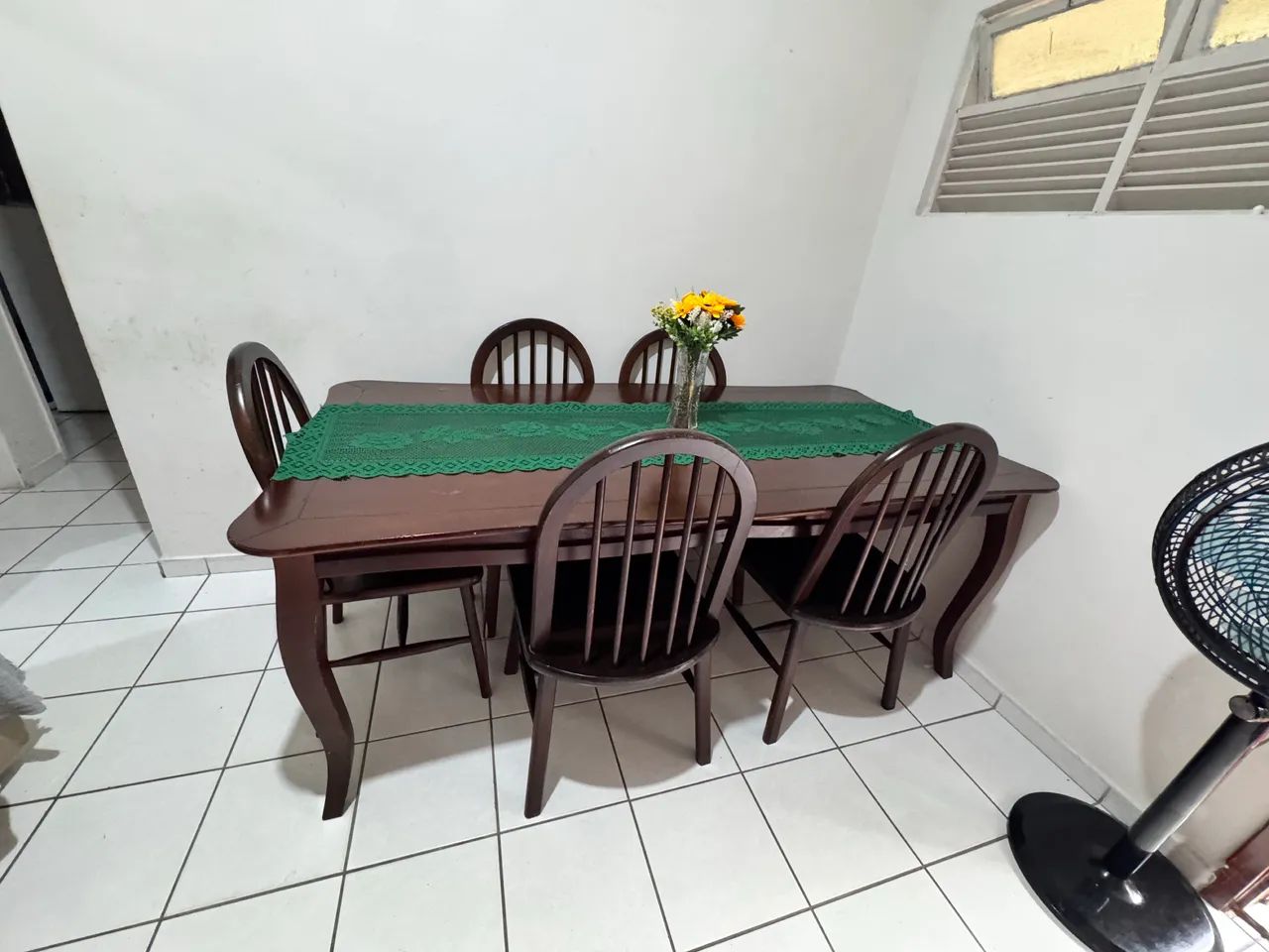 MESA MADEIRA PRA VENDER COMPLETA! . 1.000 com cadeira  - Foto 3