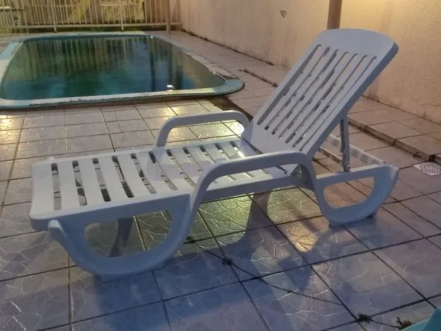 Espreguiçadeira plástico branca 3 posições.