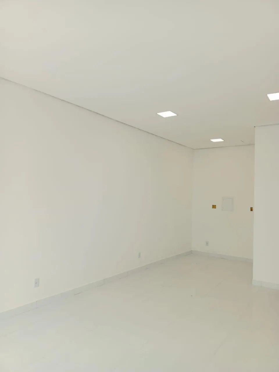 ALUGA-SE SALAS DE 23m2 a 40m2 - Foto 2