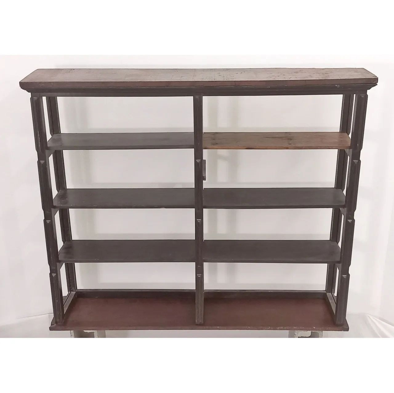 Estante de madeira imbuia. 150 cm x 31 cm x 123 cm.