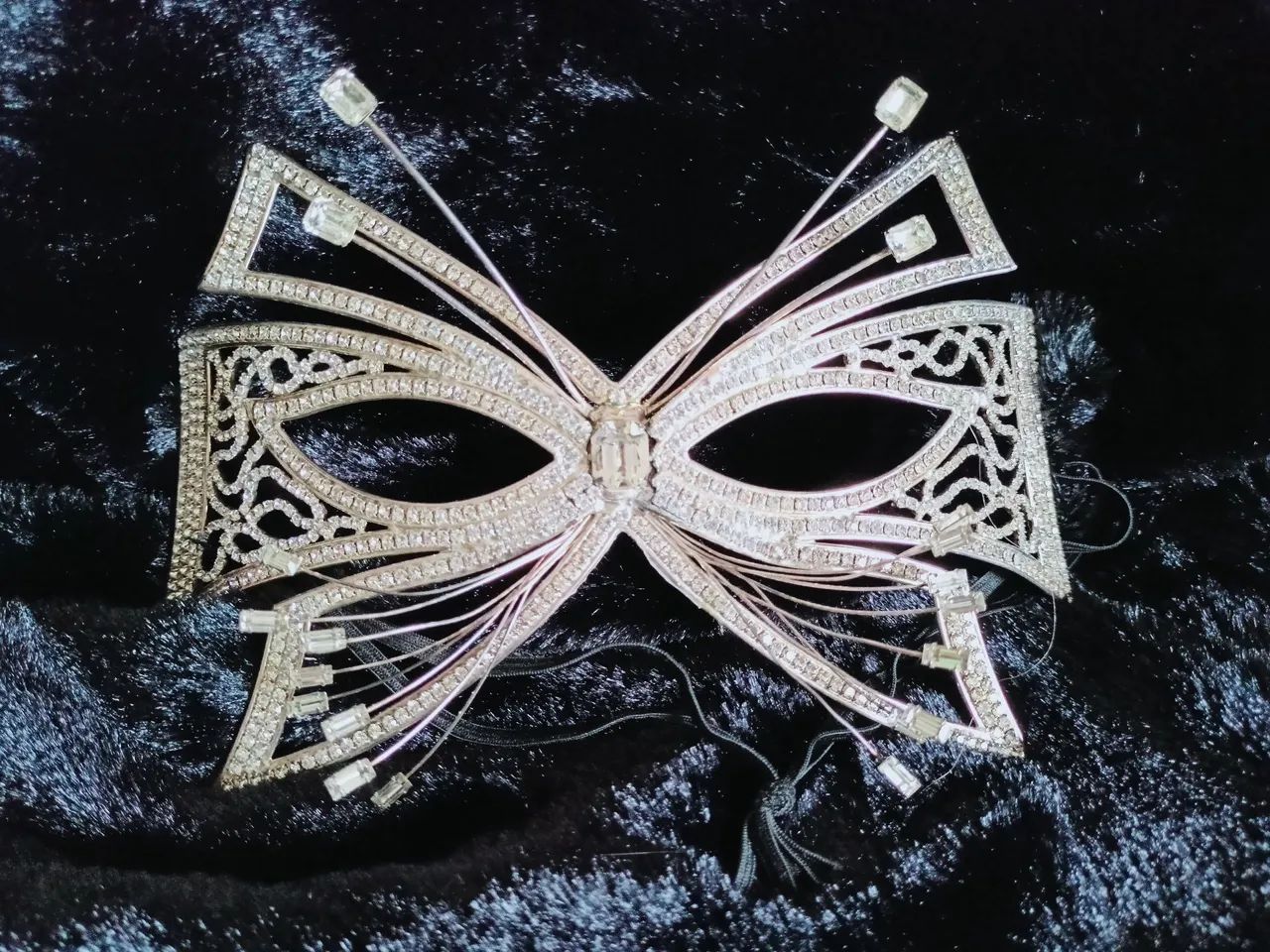 Mascara carnavalesca borboleta luxo, confecionada em metal prata com strass e - Foto 2