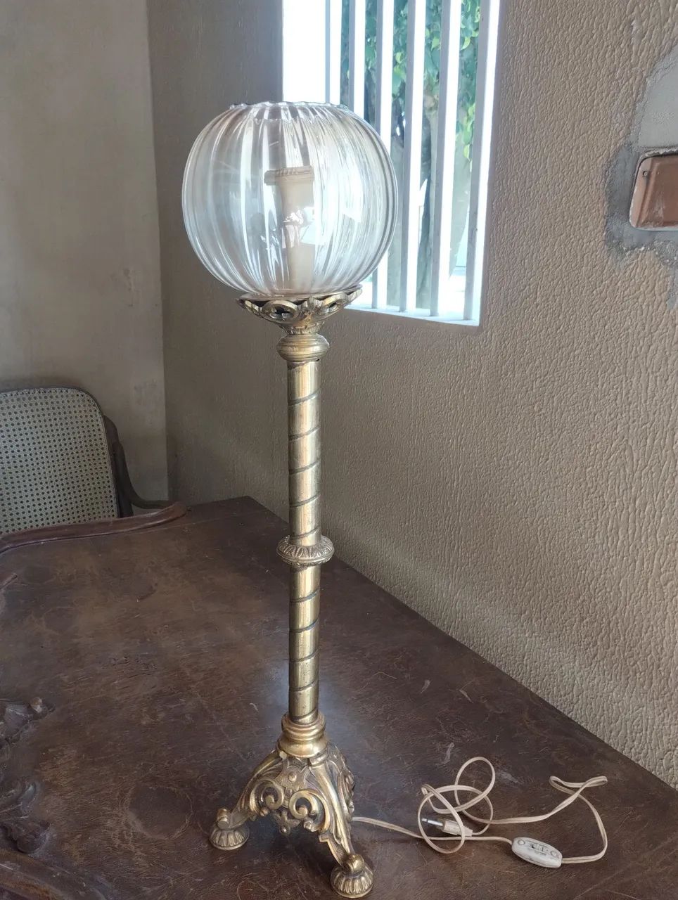 Um lustre de bronze  - Foto 4