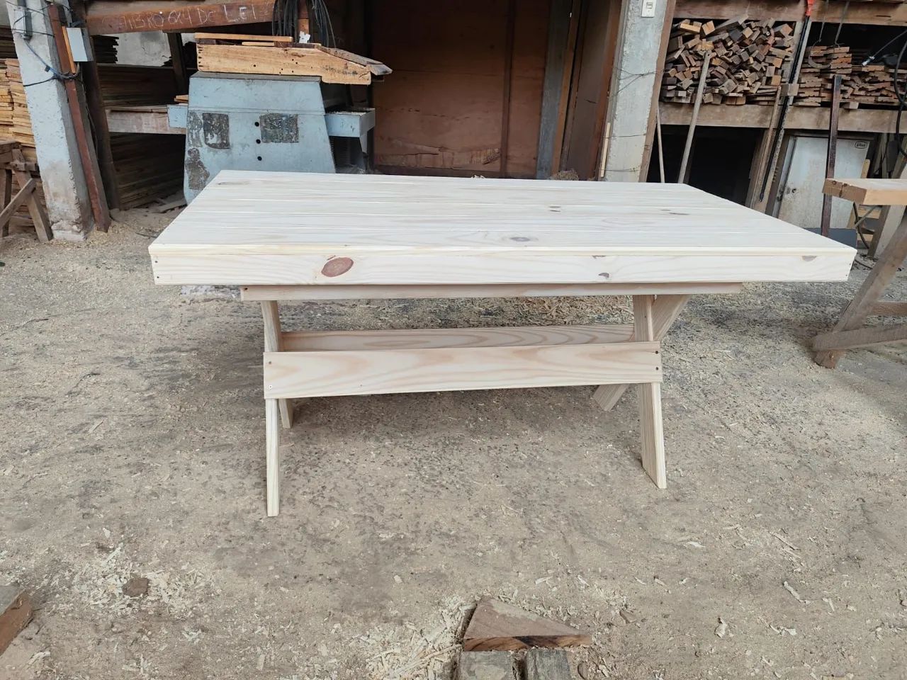 Mesa de jantar de madeira 