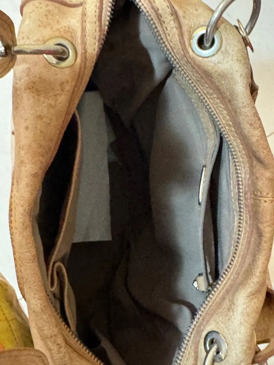 Bolsa Arezzo de couro belíssima  - Foto 4