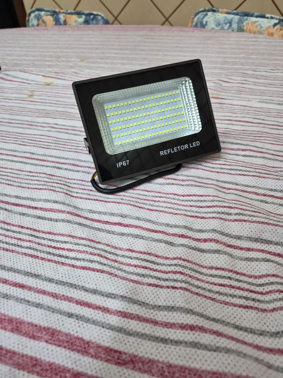 Refletor de LED Bivolt 100W Para Jardim e Fachada - Foto 2