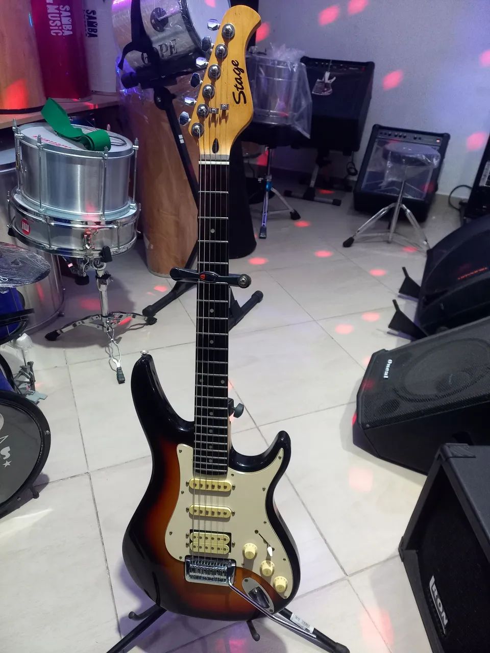Guitarra stage strato usada com capa ,cabo e correia 