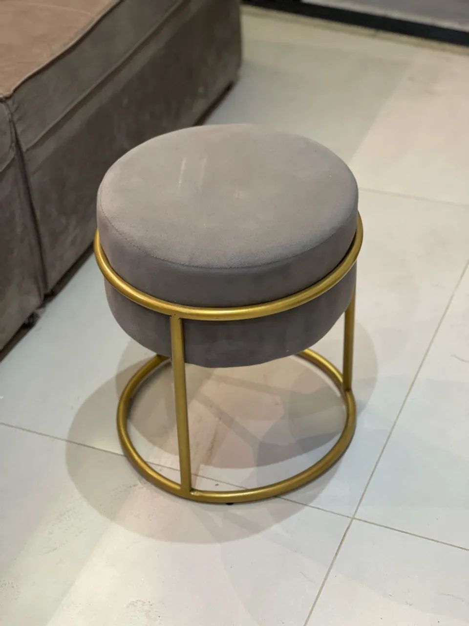 Puff cinza com base dourada - Foto 2