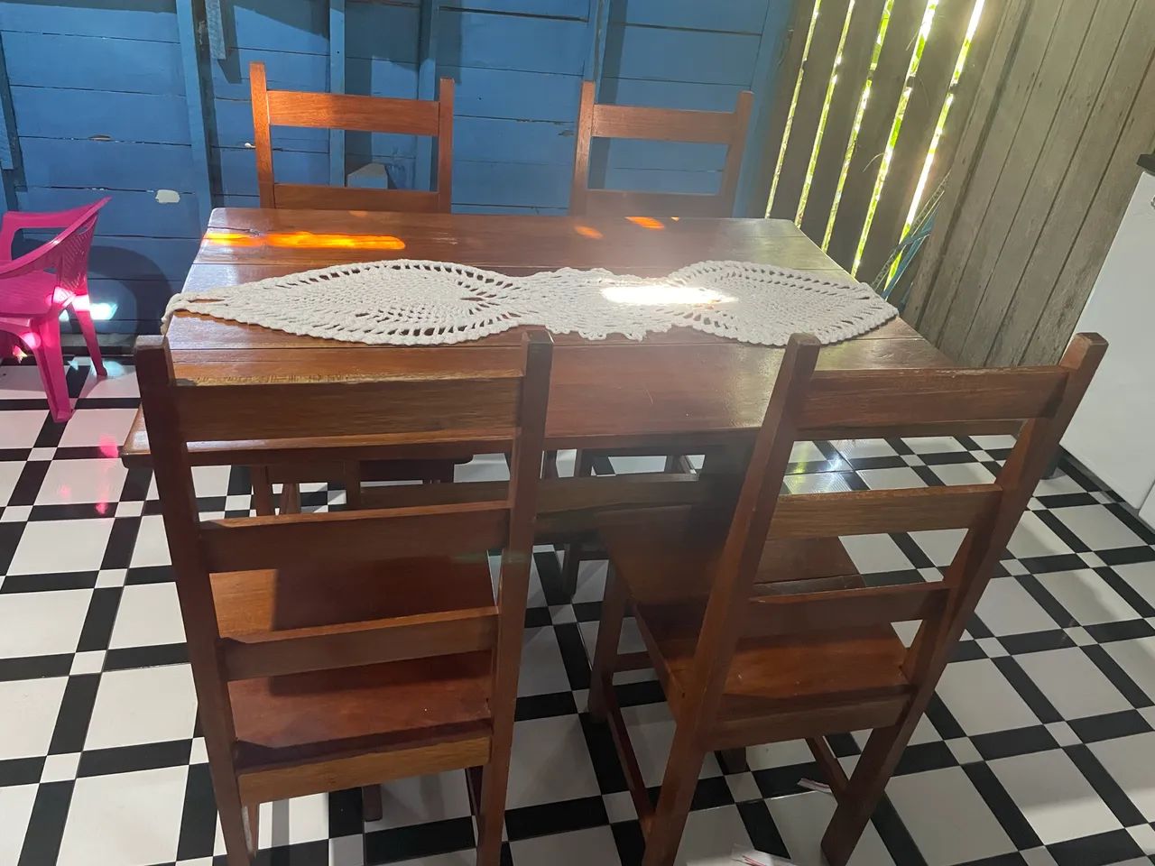Mesa de jantar de madeira (4 lugares)