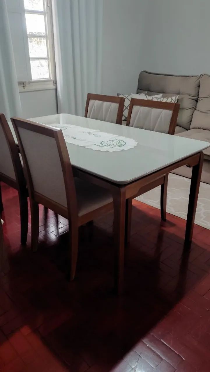Vendo uma mesa madeira com 4 cadeiras - Foto 2