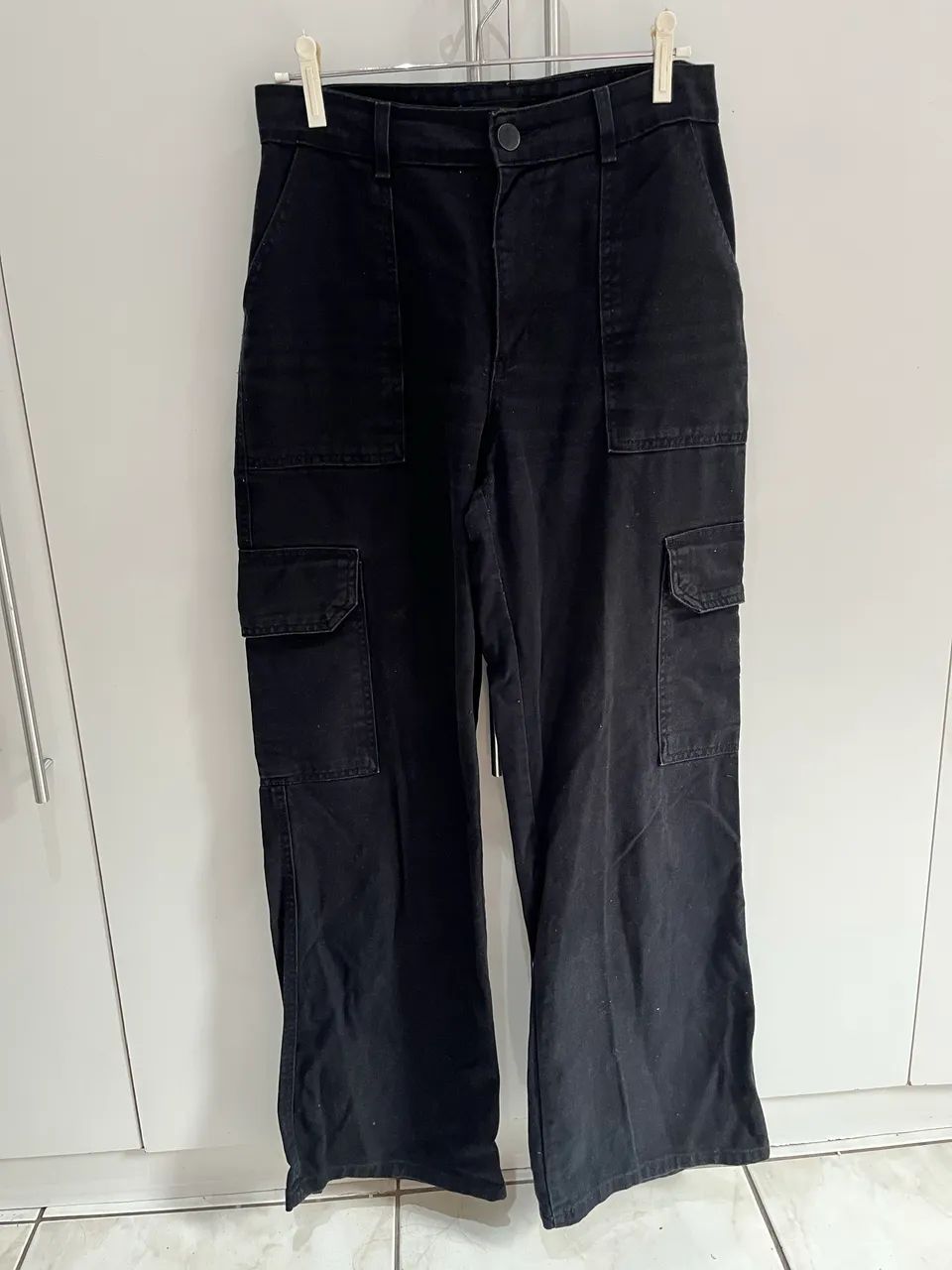 calça wide leg cargo preta 