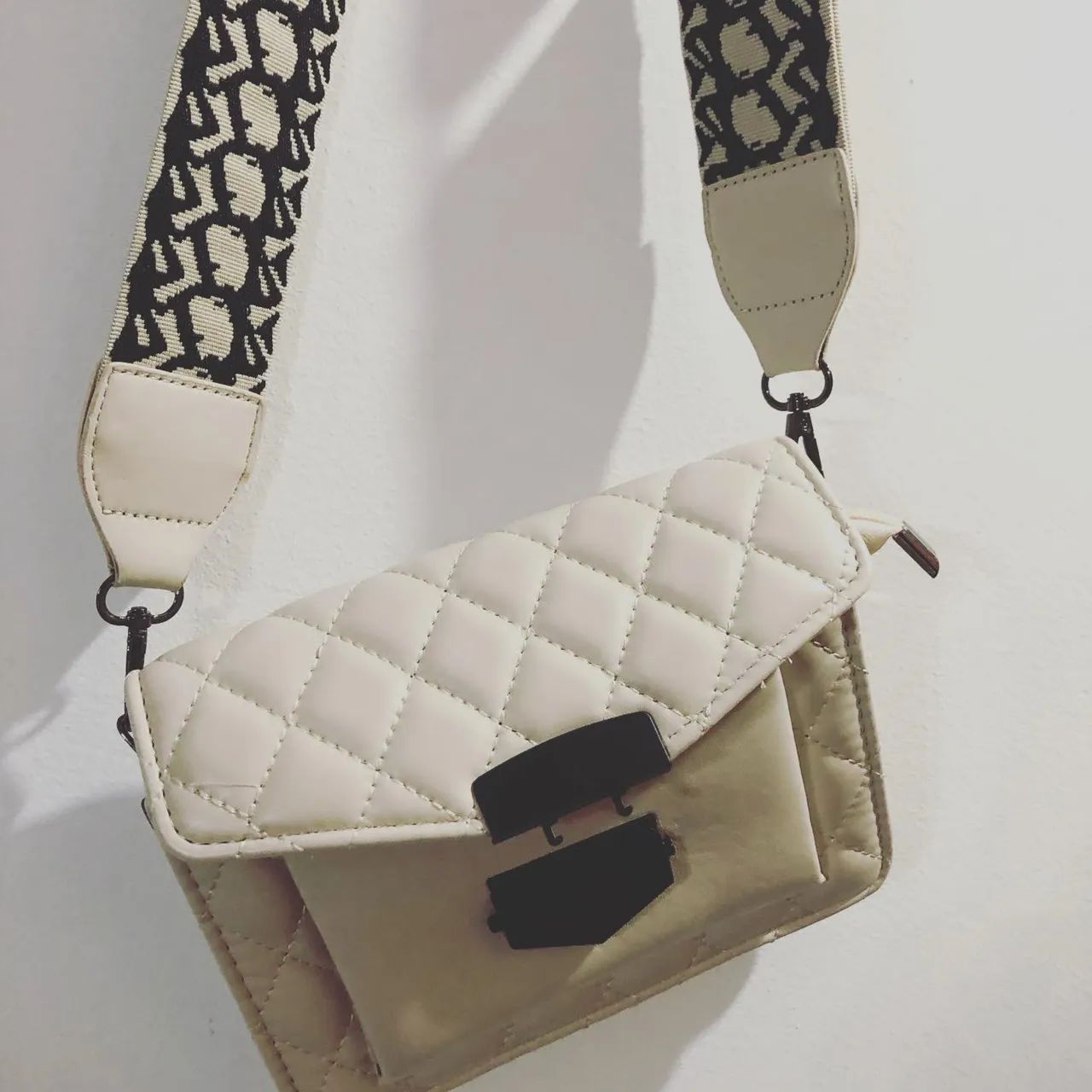 Bolsa Offwhite alça larga (de lado)