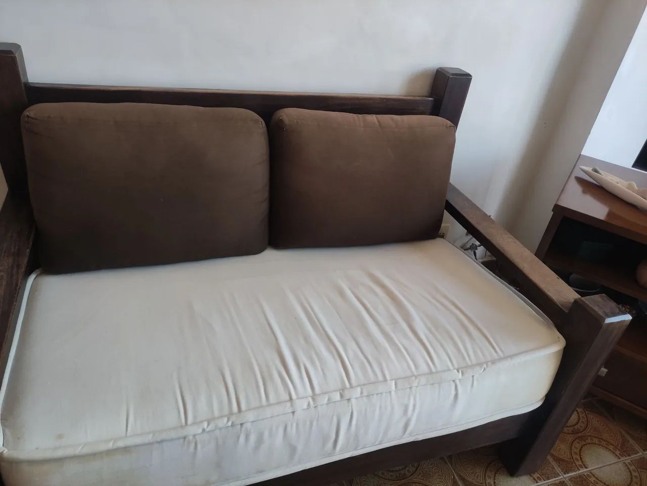 Sofá de 2 e 3 lugares em madeira - Foto 2