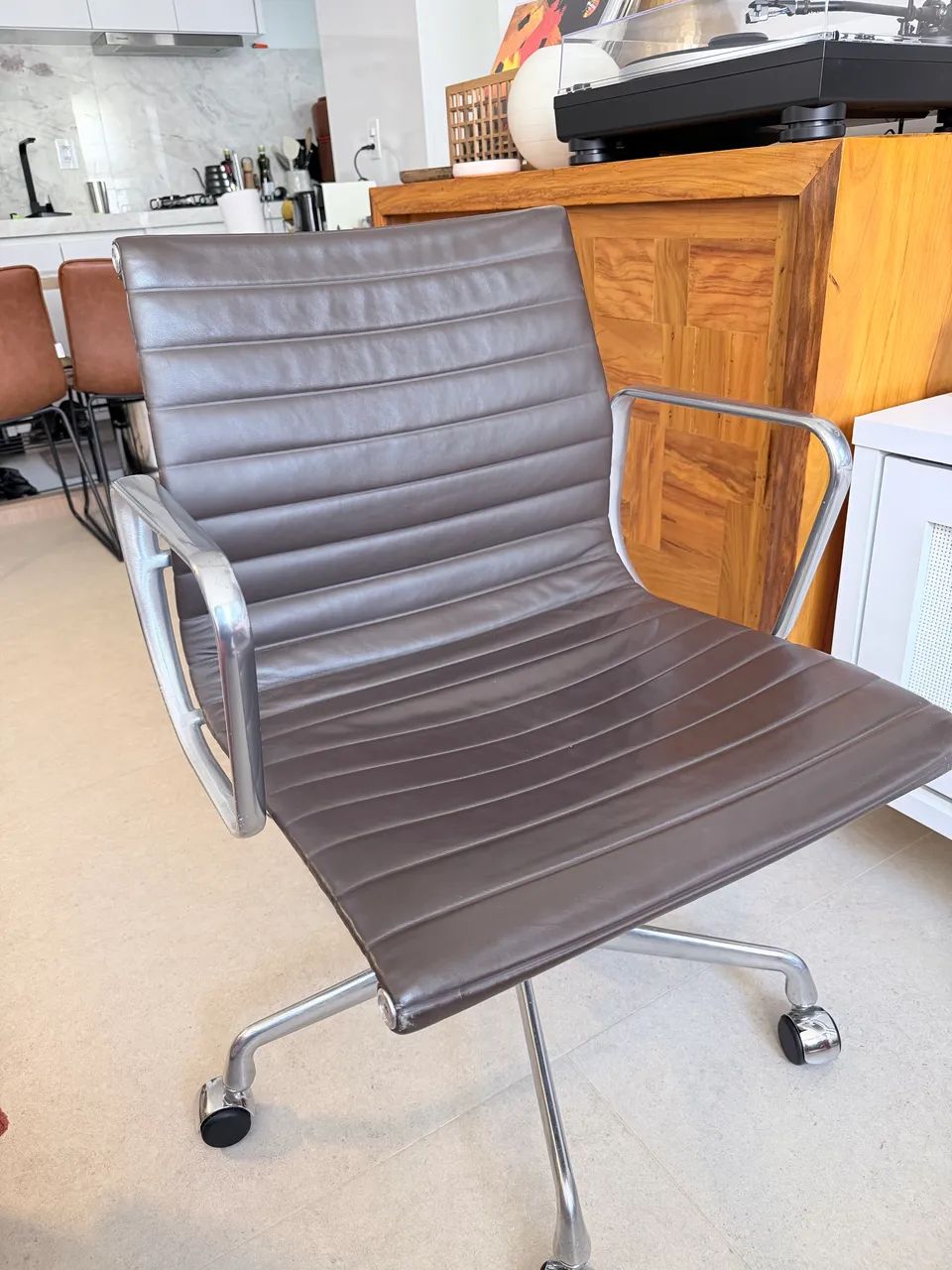 Cadeira Eames Aluminum Group original Herman Miller - couro marrom - Foto 2
