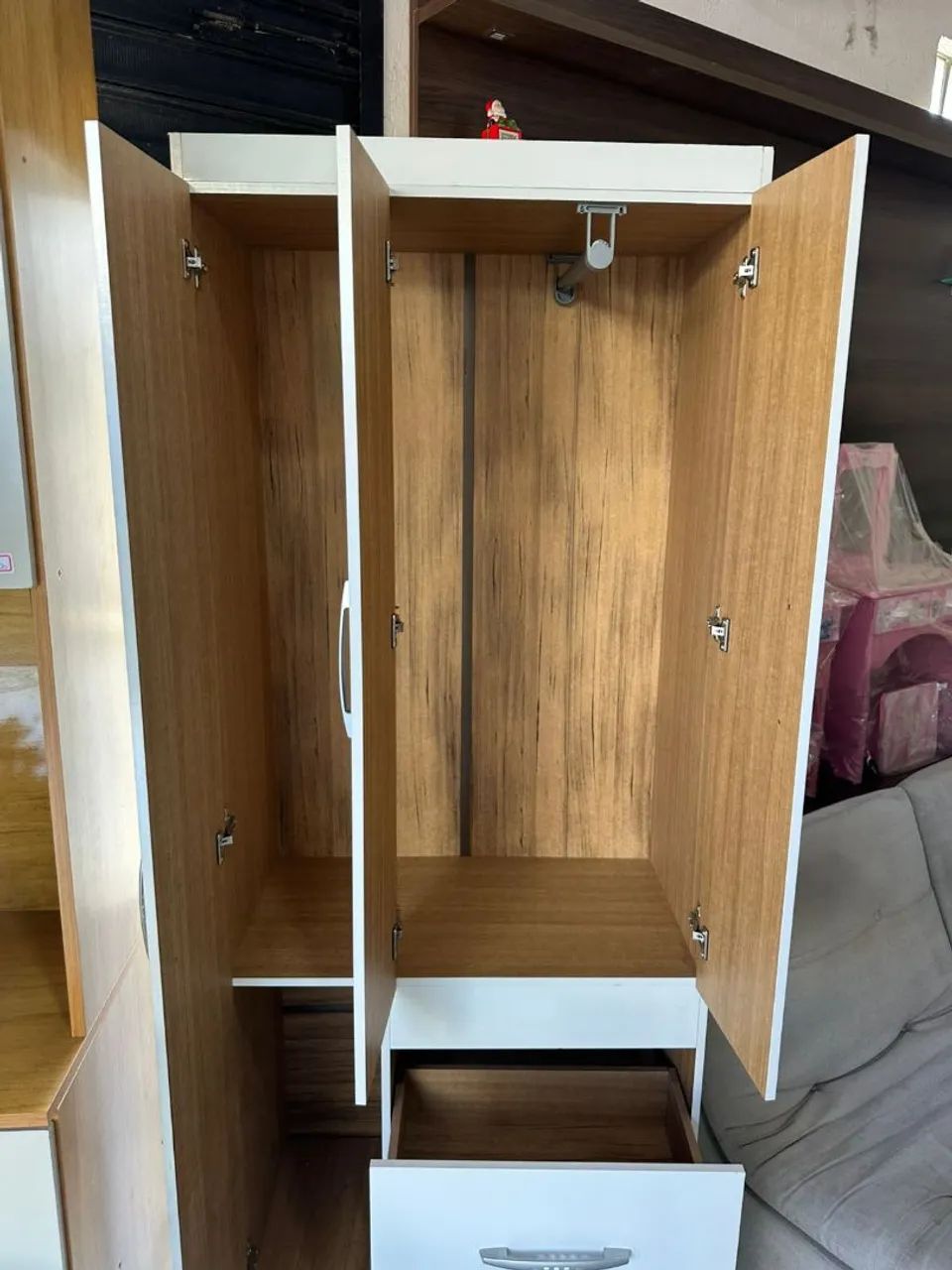 Guarda-roupa de solteiro três portas e duas gavetas - Foto 2