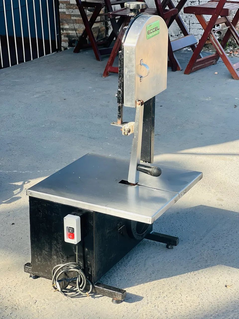 VENDE-SE - SERRA-FITA PARA CORTAR CARNE E OSSOS - ECCEL - Foto 2