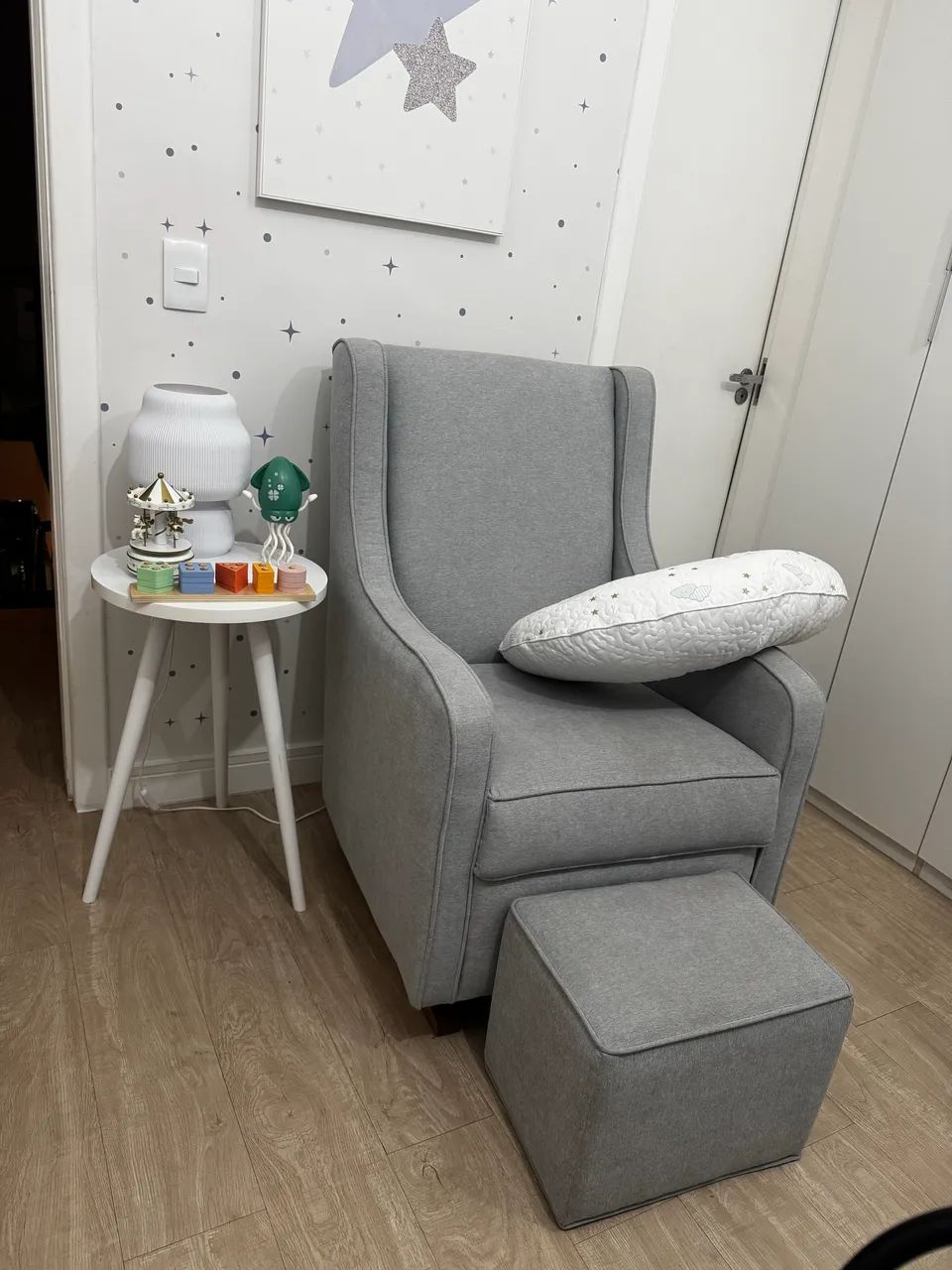 Poltrona Slim com balanço + puff Lilibee