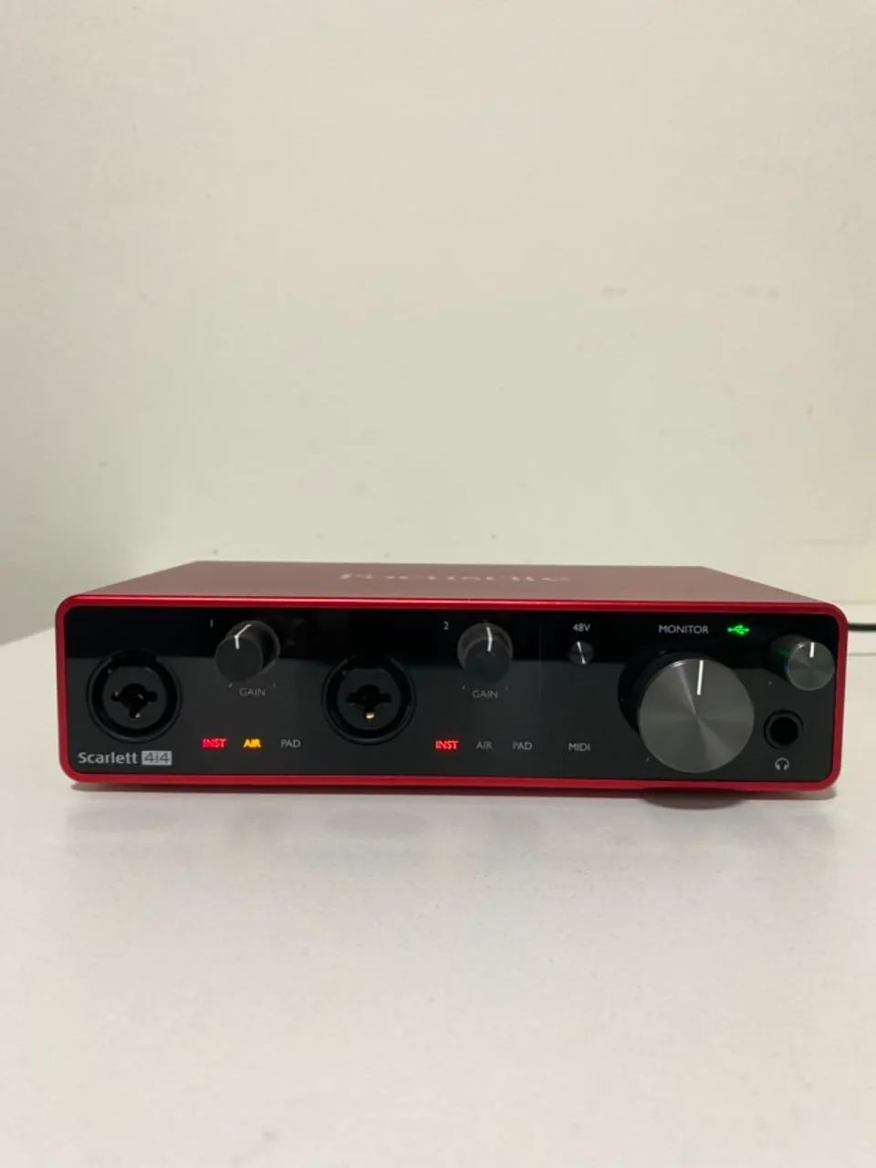 Interface de Áudio Focusrite Scarlett 4i4 3rd Geração
