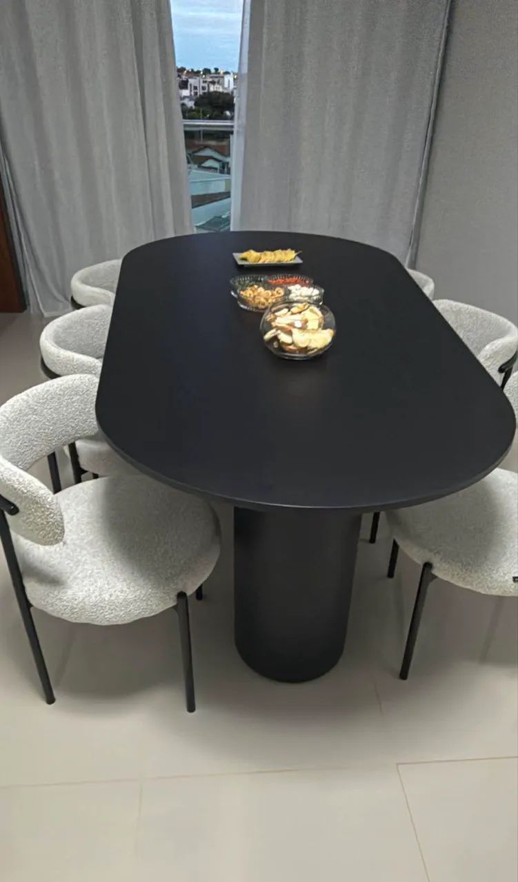 Mesa de jantar laminada com seis cadeiras e para até oito lugares. - Foto 2