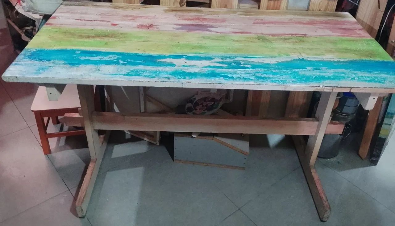 Mesa de madeira maciça sem as cadeiras  - Foto 3