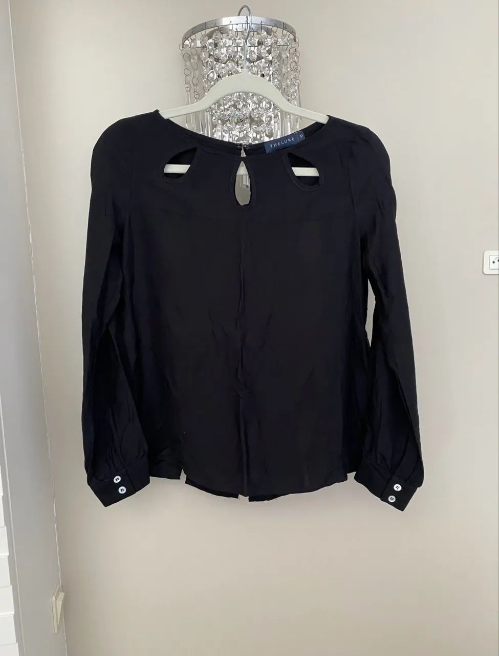 blusa thelure preta com recortes p - Foto 3
