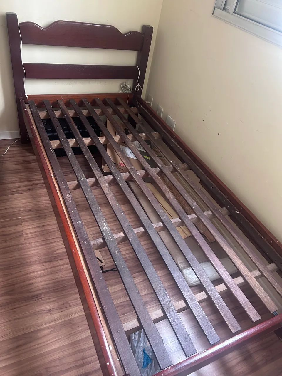 Cama de madeira maciça - Solteiro