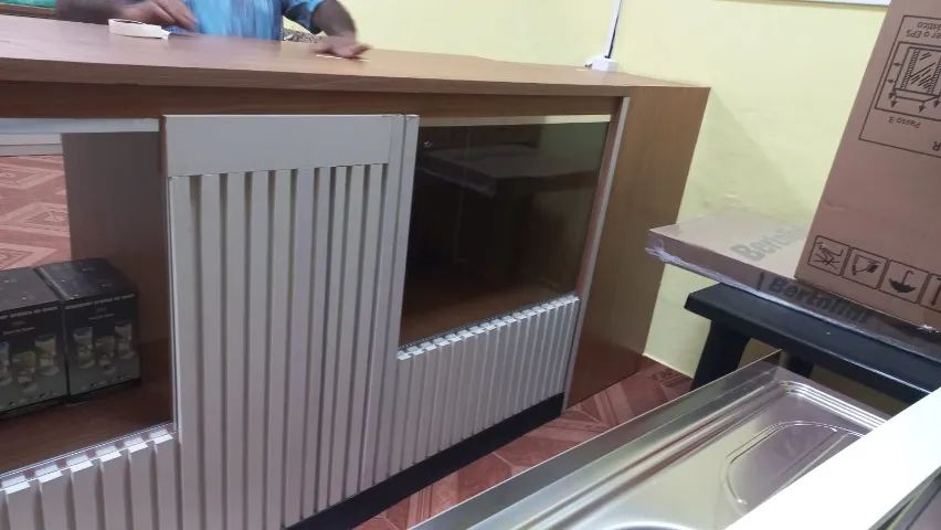 Moderno balcão com vitrine integrada e balcão de atendimento. - Foto 2