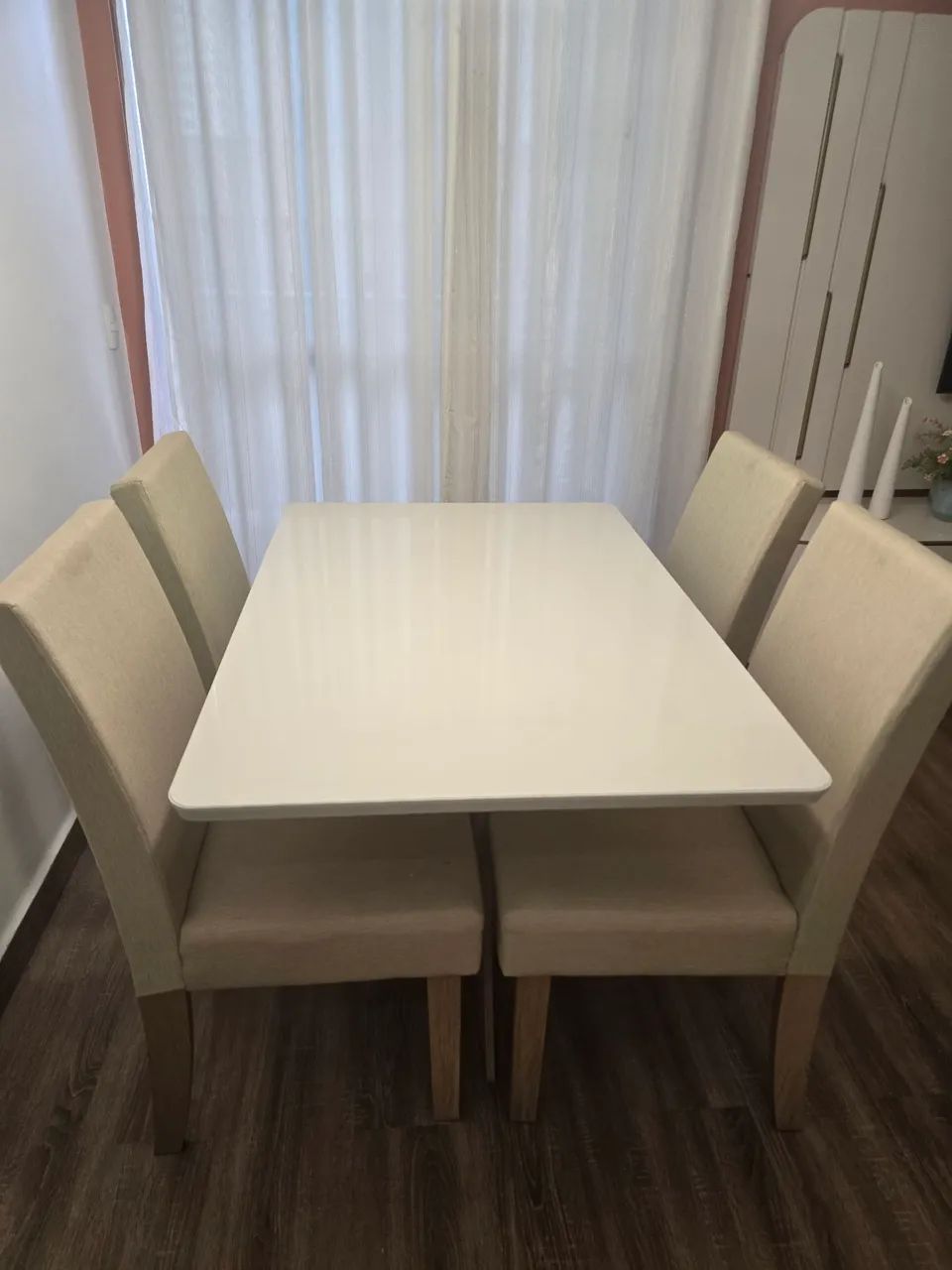 Mesa de jantar com 4 cadeiras 