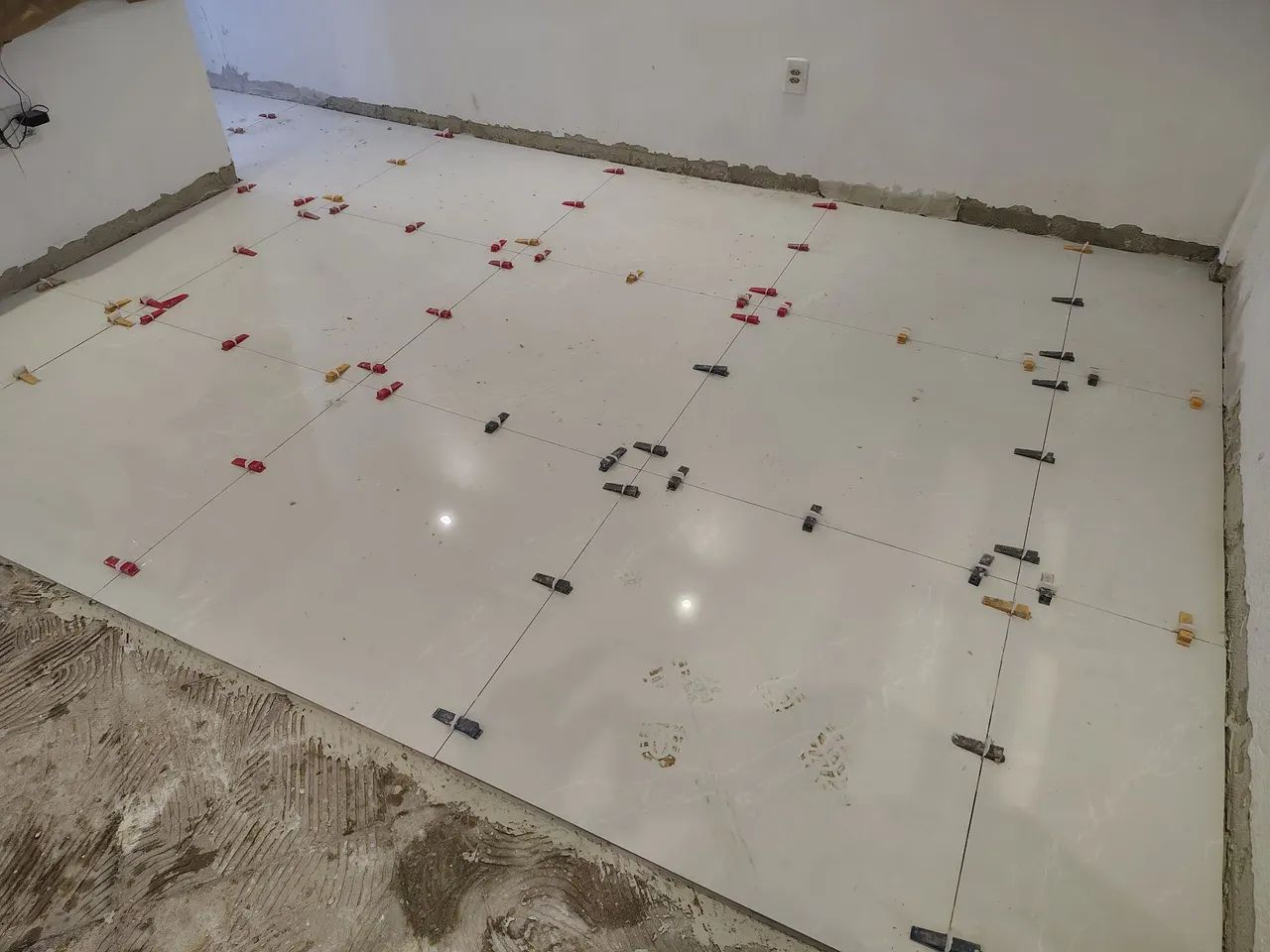 PEDREIRO E AZULEJISTA DISPONÍVEL 